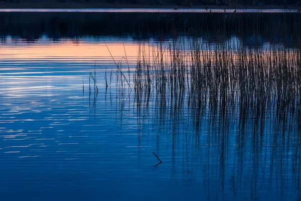 Hermoso paisaje del lago después del atardecer —  Fotos de Stock