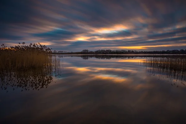 Довга експозиція озера захід сонця — стокове фото