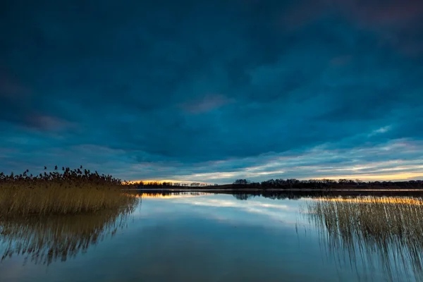 Vackra sjön landskap efter solnedgången — Stockfoto