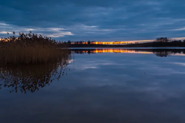 Schöne Seenlandschaft nach Sonnenuntergang — Stockfoto
