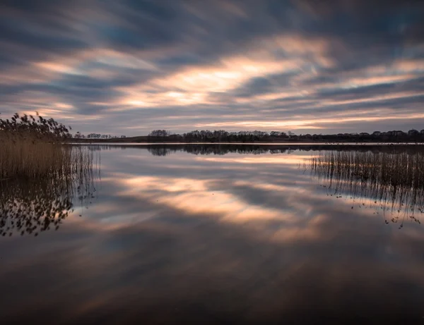 Larga exposición puesta de sol lago — Foto de Stock