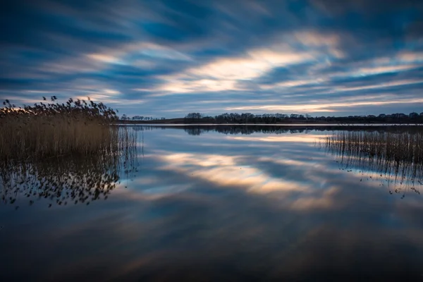 Lange blootstelling meer zonsondergang — Stockfoto