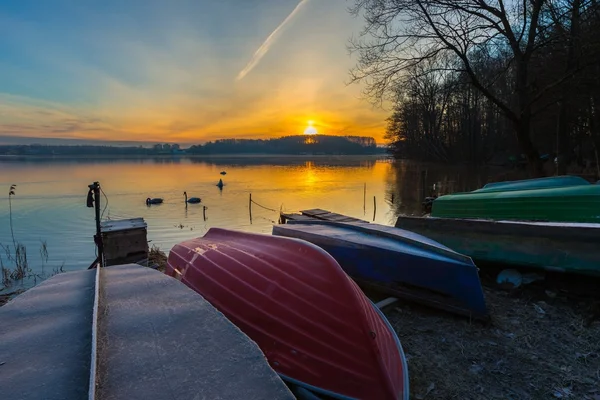 Pobřeží jezera s rybářské čluny v barevné krajině — Stock fotografie