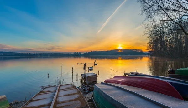 Pobřeží jezera s rybářské čluny v barevné krajině — Stock fotografie