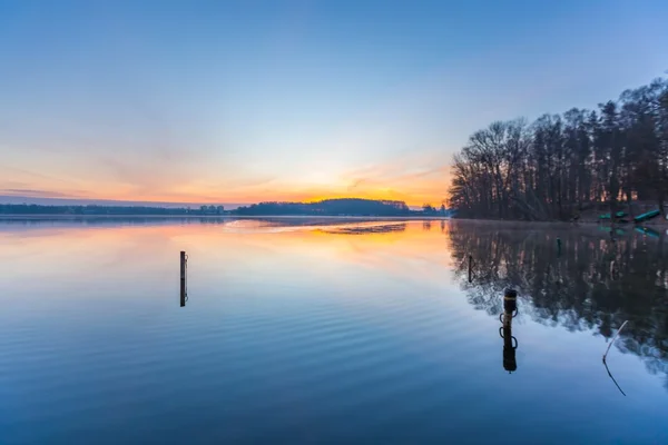 Jezero alndscape při východu slunce — Stock fotografie