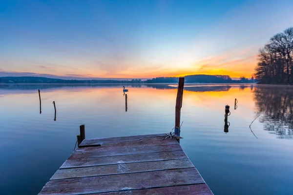 Jezero alndscape při východu slunce — Stock fotografie