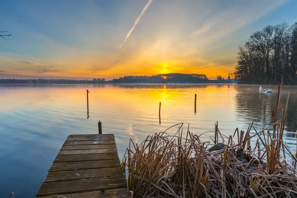 Lake alndscape, napkeltekor — Stock Fotó