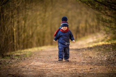 Bahar açık oynayan beyaz çocuk