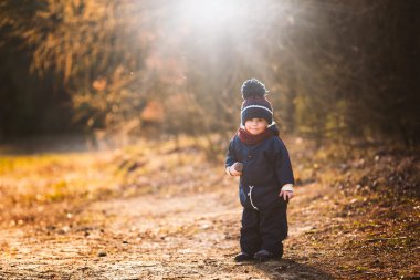 Bahar açık oynayan beyaz çocuk