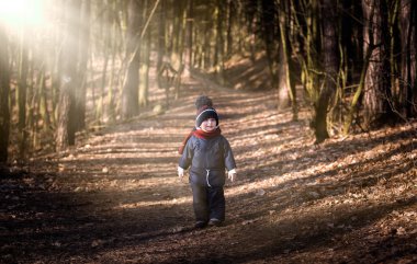 Bahar açık oynayan beyaz çocuk