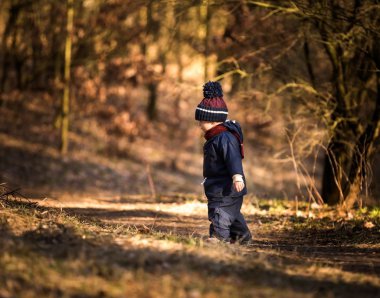 Bahar açık oynayan beyaz çocuk