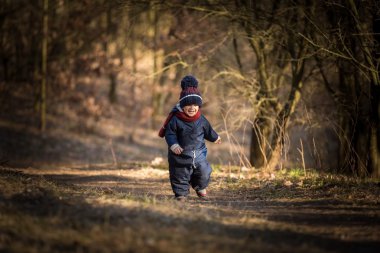 Bahar açık oynayan beyaz çocuk