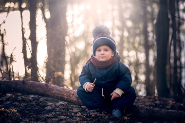 Bahar açık oynayan beyaz çocuk