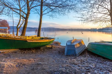 Güneş doğarken göl üzerinde kış