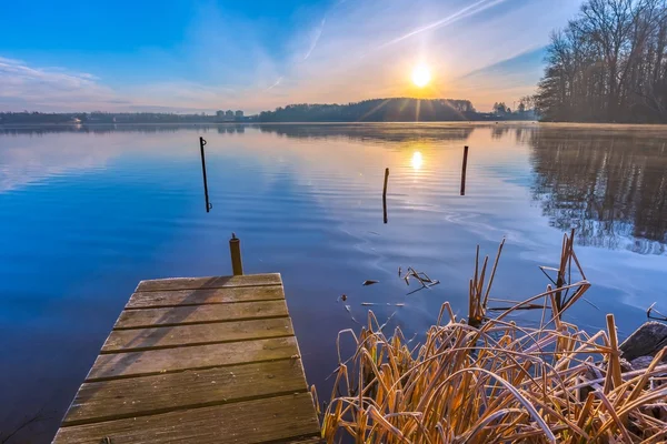 Východ slunce nad jezerem na konci zimy — Stock fotografie