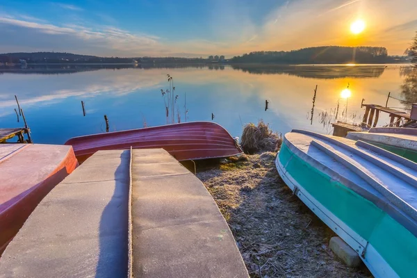 Güneş doğarken göl üzerinde kış — Stok fotoğraf