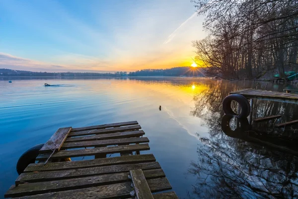 Схід сонця над озером в кінці зими — стокове фото