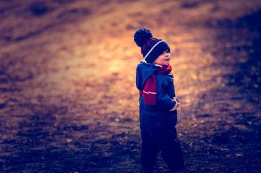 Beyaz çocuk açık oynayan.