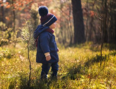 Beyaz çocuk açık oynayan.