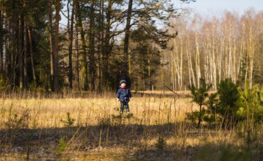 Beyaz çocuk açık oynayan.