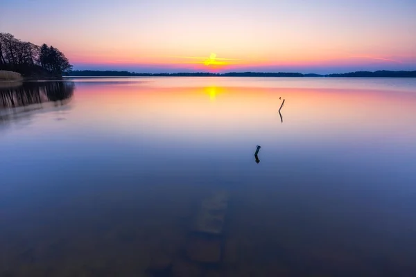 Piękne i kolorowe jezioro krajobraz — Zdjęcie stockowe