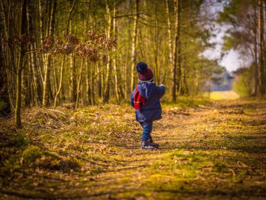 Beyaz çocuk açık oynayan.