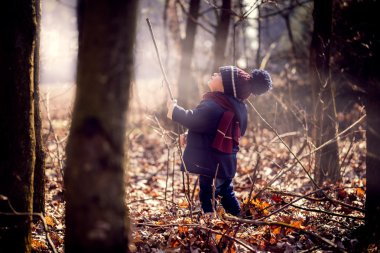 Beyaz çocuk açık oynayan.