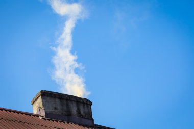 Kırsal ev baca üzerinde uçan duman