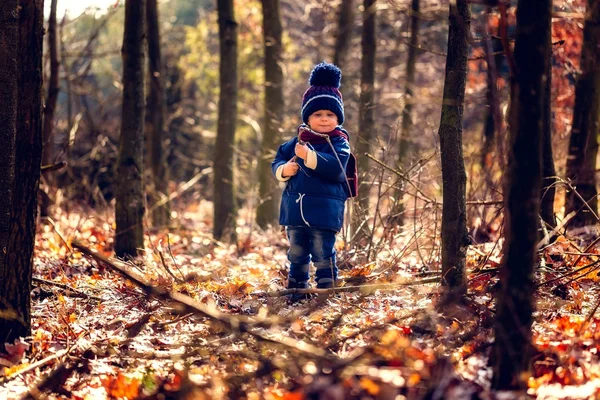 Caucasien garçon jouer en plein air . — Photo