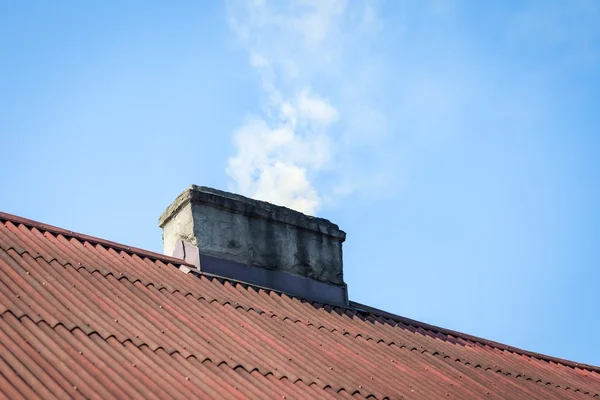 Καπνός που πετούν πάνω από την καμινάδα του σπίτι στην εξοχή — Φωτογραφία Αρχείου