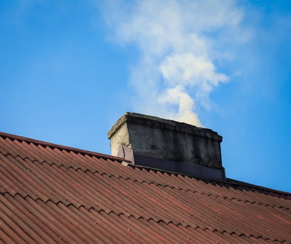 Fumaça voando sobre a chaminé da casa rural — Fotografia de Stock