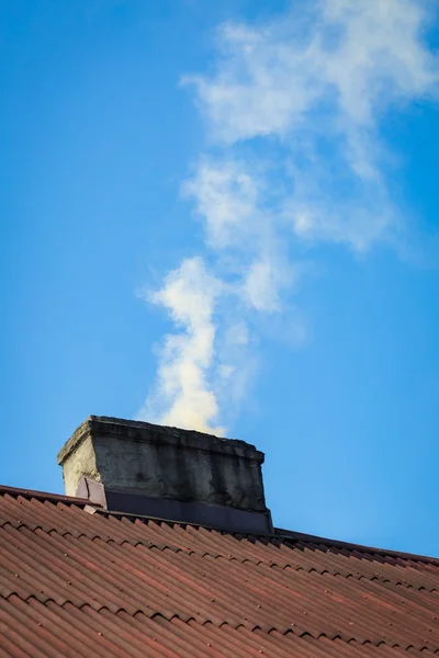 Dym leciał nad komin wiejski dom — Zdjęcie stockowe