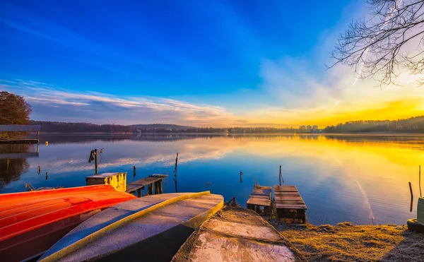 Красивый и красочный пейзаж озера — стоковое фото