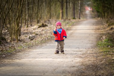 Ormanda açık oynarken mutlu beyaz çocuk