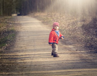 Ormanda açık oynarken mutlu beyaz çocuk