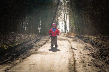 Ormanda açık oynarken mutlu beyaz çocuk