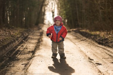 Ormanda açık oynarken mutlu beyaz çocuk