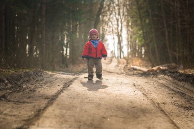 Ormanda açık oynarken mutlu beyaz çocuk