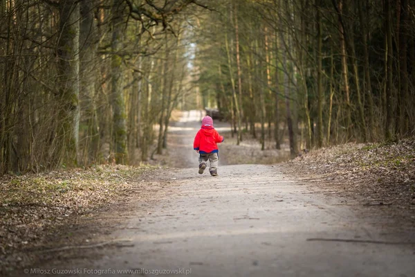Heureux caucasien garçon jouer en plein air dans forêt — Photo