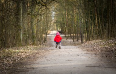 Ormanda açık oynarken mutlu beyaz çocuk