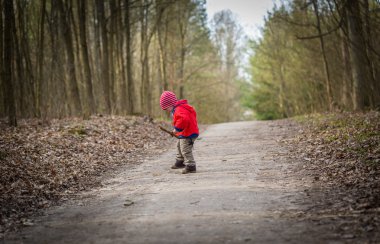 Ormanda açık oynarken mutlu beyaz çocuk