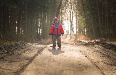 Ormanda açık oynarken mutlu beyaz çocuk