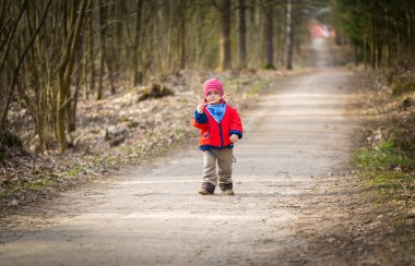 Ormanda açık oynarken mutlu beyaz çocuk