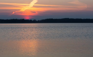 Gün batımında gölde Mazury lake district olduğunu Polonya