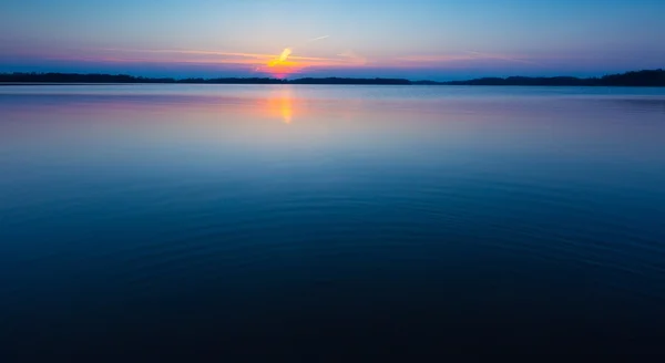 Gün batımında gölde Mazury lake district olduğunu Polonya — Stok fotoğraf