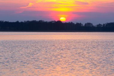 Gün batımında gölde Mazury lake district olduğunu Polonya