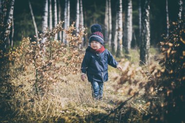 Beyaz çocuk açık oynayan