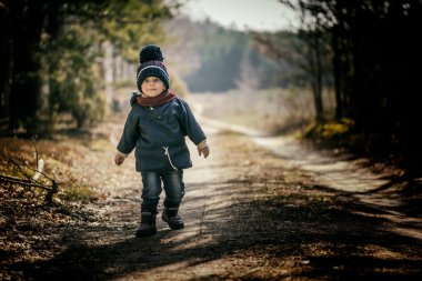 Beyaz çocuk açık oynayan