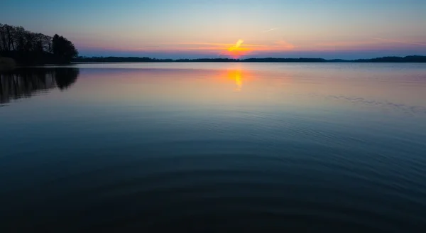 Jezero při západu slunce v jezerní oblasti Mazury v Polsku — Stock fotografie