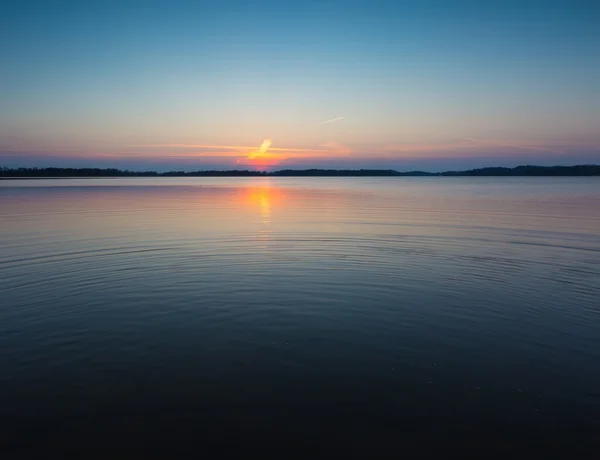 Jezioro o zachodzie słońca w Mazurach w Polsce — Zdjęcie stockowe